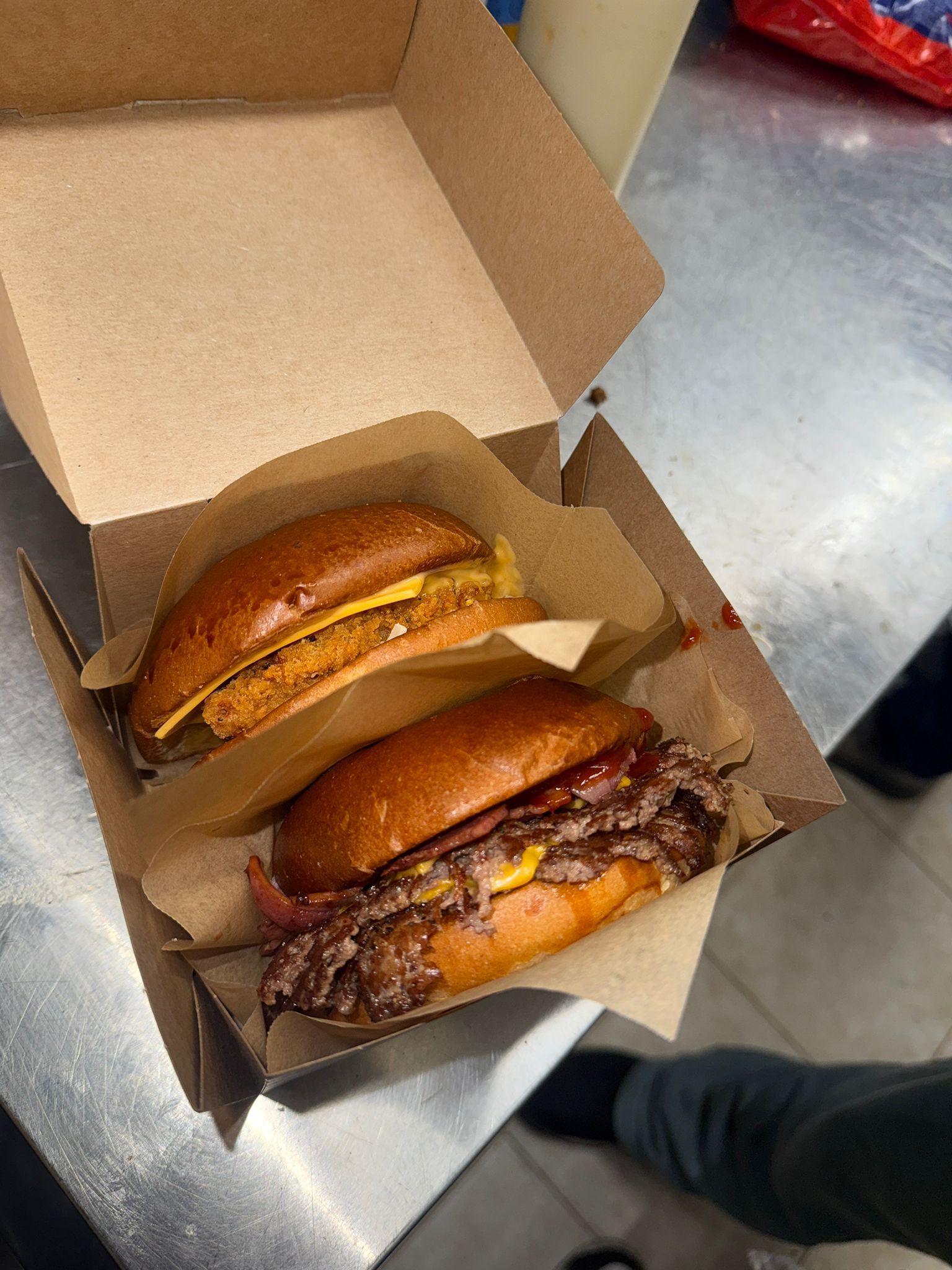 Burger frisch verpackt zur Abholung