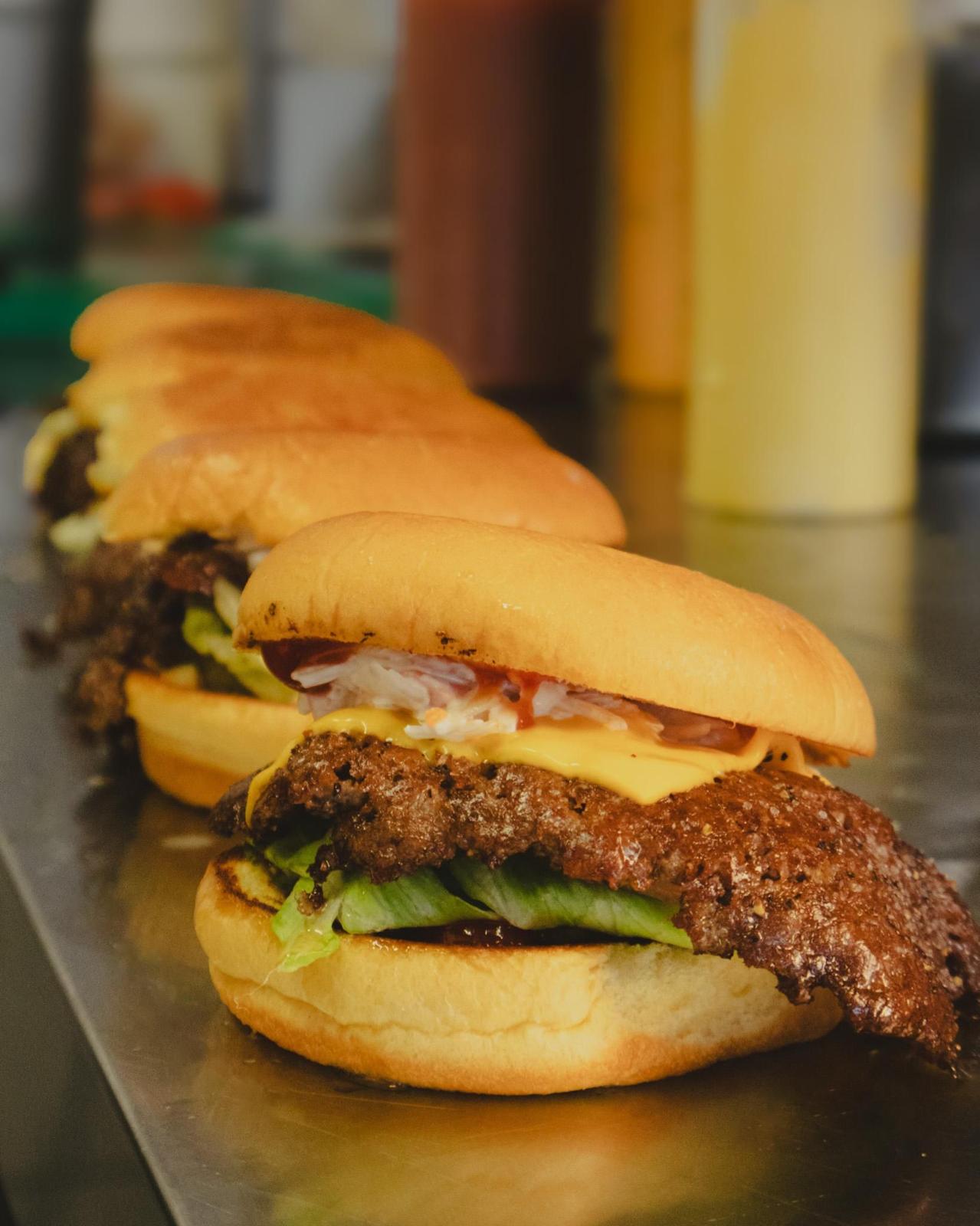 Mehrere frisch zubereitete Smash Burger