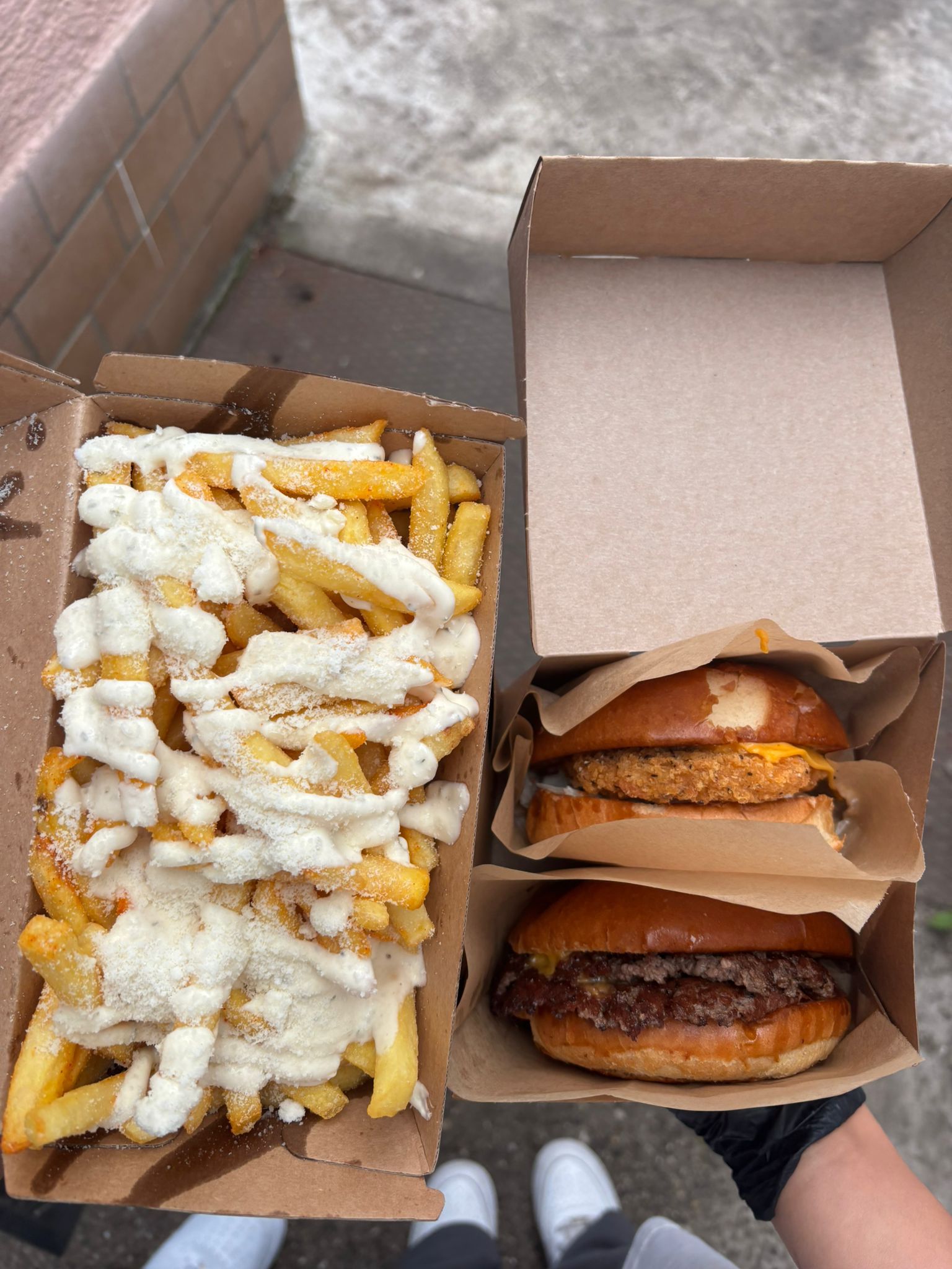 Chickenburger und Smashburger mit Garlic Parmesan Fries