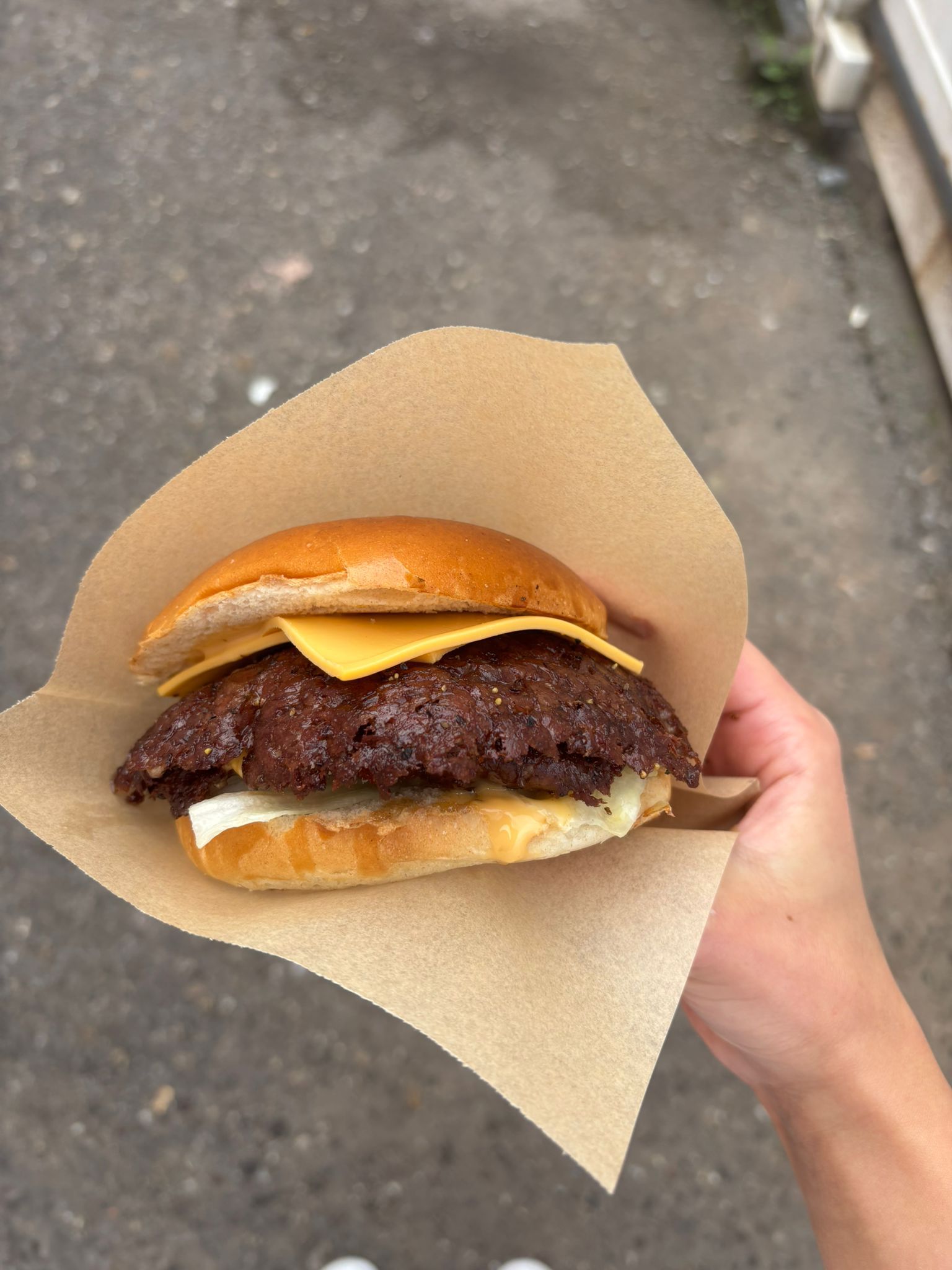 Cheeseburger mit knusprigem Smash-Patty